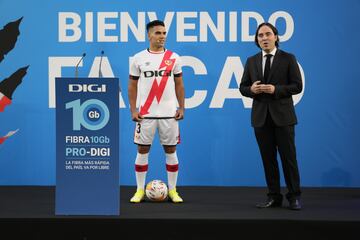 Falcao ha sido presentado con el Rayo Vallecano ante la presencia de numerosos seguidores.