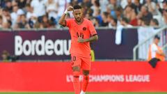 TOPSHOT - Paris Saint-Germain&#039;s Brazilian forward Neymar (C) celebrates after scoring a goal during the French L1 football match between Girondins de Bordeaux and Paris Saint-Germain (PSG) on September 28, 2019 in Bordeaux. (Photo by NICOLAS TUCAT / 