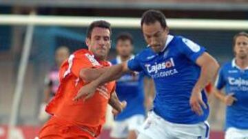 <b>LUCHA. </b>Tato se lleva el balón ante la oposición de Moreno.