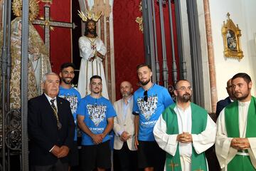 El conjunto del Málaga realiza una ofrenda floral a Jesús Cautivo en la Iglesia de San Pablo.