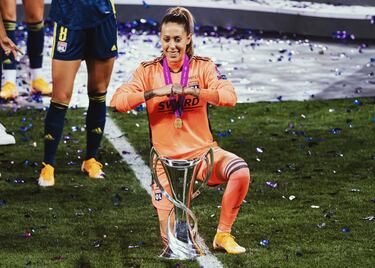 Hasta hace bien poco, Lola Gallardo (27 años, Sevilla) podía presumir de ser junto a Vero Boquete una de las dos jugadoras españolas que habían ganado la Champions. A ambas se une ahora toda la plantilla de un Barça que sufrió a la meta sevillana defendiendo la portería del máximo rival, el Atlético, durante las tres temporadas en las que las rojiblancas dominaron el fútbol español (3 Ligas consecutivas y una Copa). Tras el cuadro colchonero, la andaluza dio el salto al todopoderoso Olympique de Lyon, donde ha perdido fuerza al tener por delante a una de las mejores porteras del mundo (Sarah Bouhaddi). Pese a ello, Lola se mantiene en muy buena forma, fruto de la mejor preparación que está recibiendo en tierras francesas. Un hecho que le mantiene como fija en las listas de la Selección. 