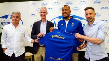 15/07/25 PRETEMPORADA REAL OVIEDO PRESENTACION NUEVO FICHAJE JUGADOR
JOSE ARMANDO TELLADO AGUSTIN LLEIDA EN LA PRESENTACION DE RONDON