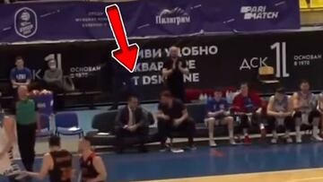 Entrenador y su ayudante discuten en el banquillo: lo que pasa después no lo adivinan ni en 100 intentos