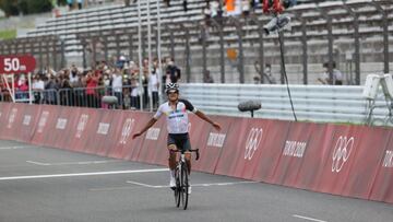Carapaz celebra su triunfo en los juegos de Tokio.