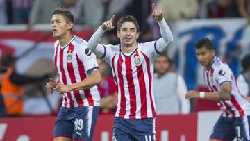 Foto de Isa&aacute;c Brizuela, de Chivas, celebrando su gol ante el New York Red Bulls en la Concachampions. 