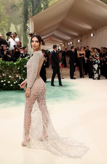 La actriz, Emily Ratajkowski, posa con un vestido de Atelier Versace.