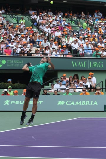 Una nueva final entre dos de las raquetas más fascinantes de todos los tiempos. Hoy ganó Federer bajo un sol de justicia en Miami. Nadal tuvo sus oportunidades de romper el servicio del suizo pero no lo consiguió. A pesar de eso, dejó una muy buena impresión. Veremos lo que pasa cuando llegue el momento de jugar en tierra batida. Aquí el resumen del partido en fotos.