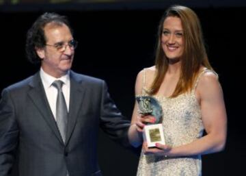 La nadadora Mireia Belmonte tras recibir uno de los premios otorgados en la Gala Nacional del Deporte de la Asociación Española de la Prensa Deportiva (AEPD).