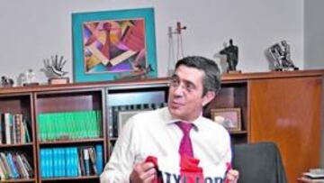 <b>AGRADECIDO POR SU CAMISETA PERSONALIZADA. </b> Patxi López se llevó una sorpresa cuando al coger la camiseta del Athletic que le entregó nuestro compañero Javier Beltrán (en la foto), se dio cuenta de que llevaba su nombre serigrafi ado en la espalda. Agradeció el gesto. No la podrá lucir en la final de Copa en Mestalla.