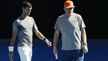 Novak Djokovic y Boris Becker, durante una sesi&oacute;n de entrenamiento del abierto de Australia en Melbourne (Australia).