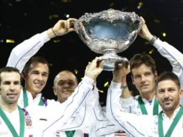 Radek Stepanek, Lukas Rosol, el capitán Vladimir Safarik, Tomas Berdych y Jan Hajek, posan con la copa.