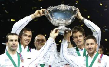 Radek Stepanek, Lukas Rosol, el capitán Vladimir Safarik, Tomas Berdych y Jan Hajek, posan con la copa.