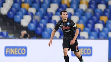 Hirving Lozano durante un partido con el Napoli