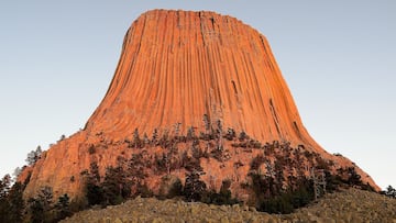 La Torre del Diablo o Devils Tower, Wyoming, durante la puesta de sol.