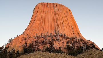 La Torre del Diablo o Devils Tower, Wyoming, durante la puesta de sol.