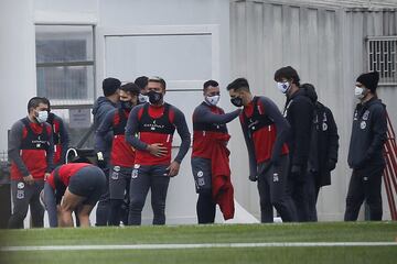 Santiago, 18 de julio 2020
El jugador de Colo Colo Esteban Paredes participa en los entrenamientos durante la cuarentena por covid 19 en las canchas alternativas del estadio monumental David Arellano

Dragomir Yankovic/Photosport