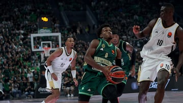 TJ Shorts, base del Panathinaikos, ante Bodian Massa, del Asvel Villeurabanne, durante un partido de la Euroliga 2025-26.