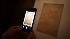 This picture taken on April 6, 2023 shows a visitor taking a photo with a smartphone of the "Portrait of a man in red chalk" (circa 1510), widely accepted as a self portrait of Leonardo da Vinci, during the exhibition "Leonardo da Vinci, The genius and his time" at the Musei Reali museum in Turin. (Photo by Marco BERTORELLO / AFP) / RESTRICTED TO EDITORIAL USE - MANDATORY MENTION OF THE ARTIST UPON PUBLICATION - TO ILLUSTRATE THE EVENT AS SPECIFIED IN THE CAPTION (Photo by MARCO BERTORELLO/AFP via Getty Images)