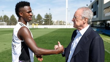 Vinicius saluda a Florentino Pérez en la visita que el presidente del Real Madrid hizo a la plantilla en la víspera del derbi contra el Atlético.