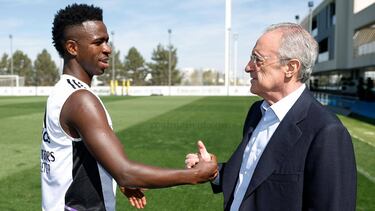 Vinicius saluda a Florentino Pérez en la visita que el presidente del Real Madrid hizo a la plantilla en la víspera del derbi contra el Atlético.