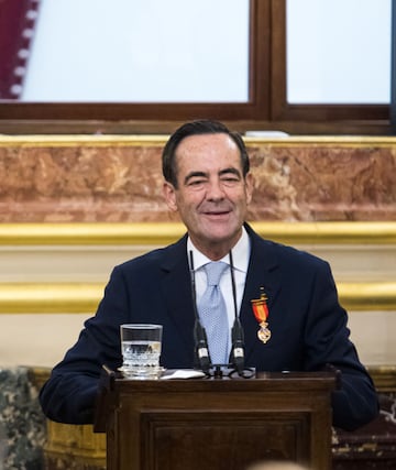 Otro que recurri¨® a los injertos capilares para lucir un buen pelo ya entrado en a?os fue el exministro Jos¨¦ Bono, quien, adem¨¢s, perdi¨® mucho peso para lograr un mejor aspecto f¨ªsico.