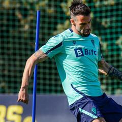 Sergio apadrina el resurgir goleador de Álvaro Negredo en el Cádiz