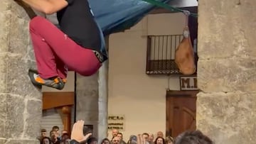 Escalador preparado para saltar sobre un jamón en Morella (Castellón)