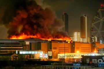 El Crocus City Hall, a las afueras de Moscú, en llamas tras el atentado perpetrado por un grupo de personas vestidas camuflaje y armas de asalto.