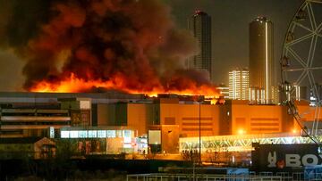 El Crocus City Hall, a las afueras de Moscú, en llamas tras el atentado perpetrado por un grupo de personas vestidas camuflaje y armas de asalto.