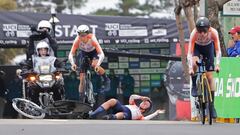La ciclista neerlandesa Annemiek Van Vleuten cae al suelo durante la crono mixta de relevos por equipos de los Mundiales de Ciclismo en Carretera de Wollongong.