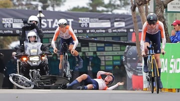 La ciclista neerlandesa Annemiek Van Vleuten cae al suelo durante la crono mixta de relevos por equipos de los Mundiales de Ciclismo en Carretera de Wollongong.