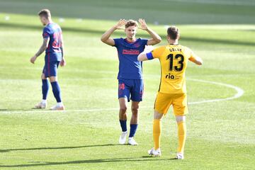 Marcos Llorente y Jan Oblak celebran la victoria. 