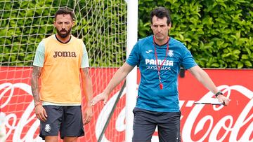 GRAFCVA7041. VILA-REAL (CASTELLÓN), 06/07/2022.- El entrenador del Villarreal CF, Unai Emery y el jugador Jose Luis Morales, durante el primer entrenamiento de la temporada 2022-2023.EFE/ Domenech Castelló
