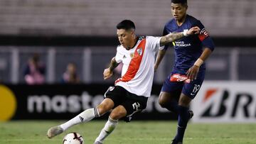 AME9585. BUENOS AIRES (ARGENTINA), 11/04/2019.- El jugador Enzo Pérez (i) de River Plate disputa la pelota con José Cartagena Mendoza (d) en un partido del grupo A de la Copa Libertadores entre River Plate y Alianza Lima este jueves, en el estadio Monumental en Buenos Aires (Argentina). EFE/JUAN IGNACIO RONCORONI