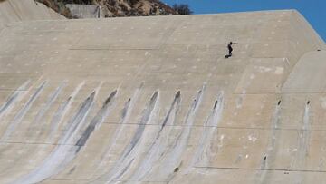 Josh Dirksen realizando hill bombing en skate en una presa de agua para su parte de vídeo No Idea.