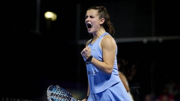 Martina Calvo celebrando un punto.