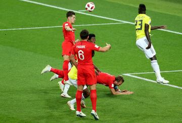 El árbitro Mark Geiger señaló penalti por esta acción de Carlos Sánchez a Harry Kane.