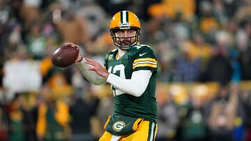 GREEN BAY, WISCONSIN - JANUARY 08: Aaron Rodgers #12 of the Green Bay Packers warms up prior to the game against the Detroit Lions at Lambeau Field on January 08, 2023 in Green Bay, Wisconsin.   Patrick McDermott/Getty Images/AFP (Photo by Patrick McDermott / GETTY IMAGES NORTH AMERICA / Getty Images via AFP)