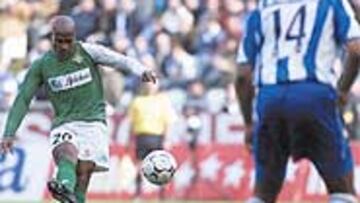 <b>OTRA VEZ ASSUNÇAO</b>. El brasileño volvía al once del Betis y lo hizo como mejor sabe: con un tremendo gol de falta, que ejecuta en la imagen.