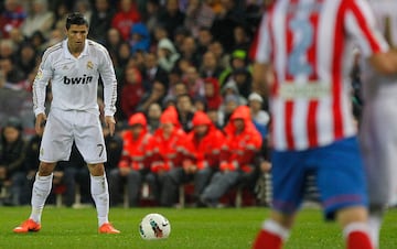 11/04/12 - En la campaña 2011/12 Cristiano Ronaldo, en el derbi madrileño, consiguió anotar un gol de falta que siempre será recordado. El portero del Atlético de Madrid, Courtois, no puedo hacer otra cosa que seguir el balón con la mirada.