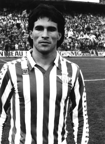 Jug車 como central en el Betis de 1982 a 1988.