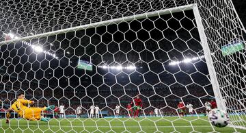 2-2. Cristiano Ronaldo marca de penalti el segundo gol de la selecci¨®n de Portugal.