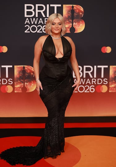 Bebe Rexha posa en la alfombra roja.