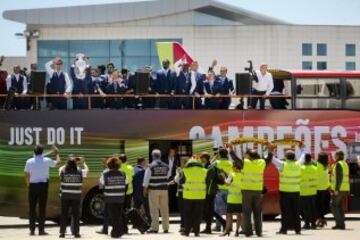 La selección portuguesa se sube a un autobús para recorrer las calles de Lisboa.