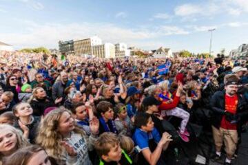 Las im芍genes del recibimiento a la selecci車n de Islandia