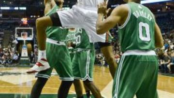 Mayo ayudó a los Bucks a romper la racha de 11 derrotas