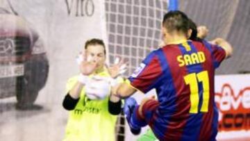 <b>AL ATAQUE. </b>Saad lanza ante la meta defendida por Amado.