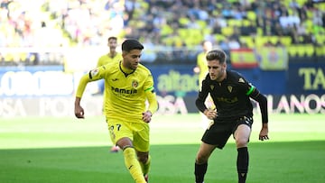 VILLARREAL (CASTEILÓN), 04/02/2024.- El centrocampista del Villarreal Ilias Akhomach (i) y el centrocampista argentino del Cádiz Gonzalo Escalante (d), durante el partido de jornada 23 de LaLiga EA Sports disputado este domingo en el estadio de La Cerámica, en Villarreal. EFE/Andreu Esteban
