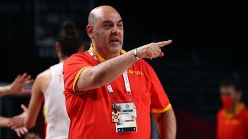 Tokyo 2020 Olympics - Basketball - Women - Quarterfinal - Spain v France - Saitama Super Arena, Saitama, Japan - August 4, 2021. Spain coach Lucas Mondelo Garcia reacts REUTERS/Brian Snyder