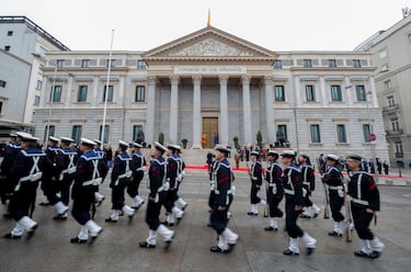Militares desfilan durante el acto de izado solemne de la Bandera Nacional con motivo del Día de la Constitución, en el Congreso de los Diputados.